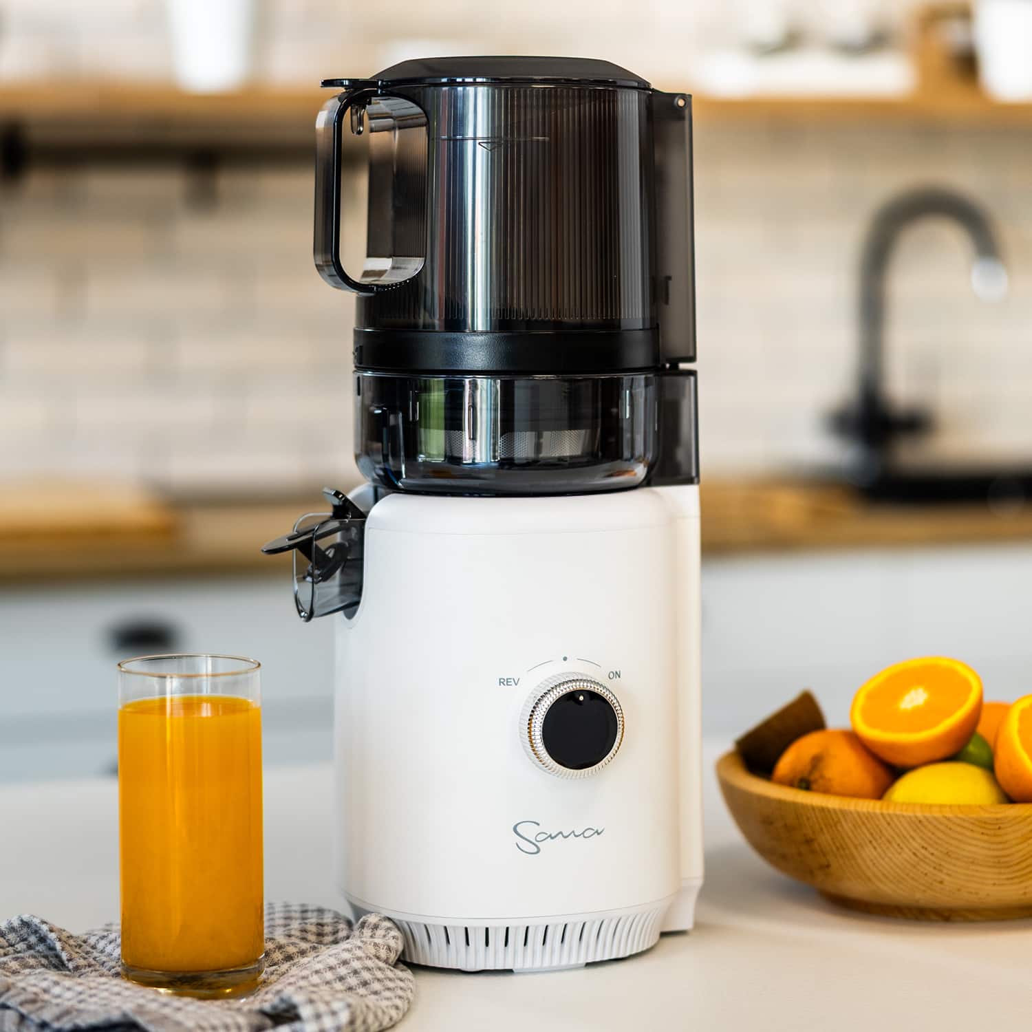 Sana 818 Self-Feeding Cold Press Juicer - Image 4