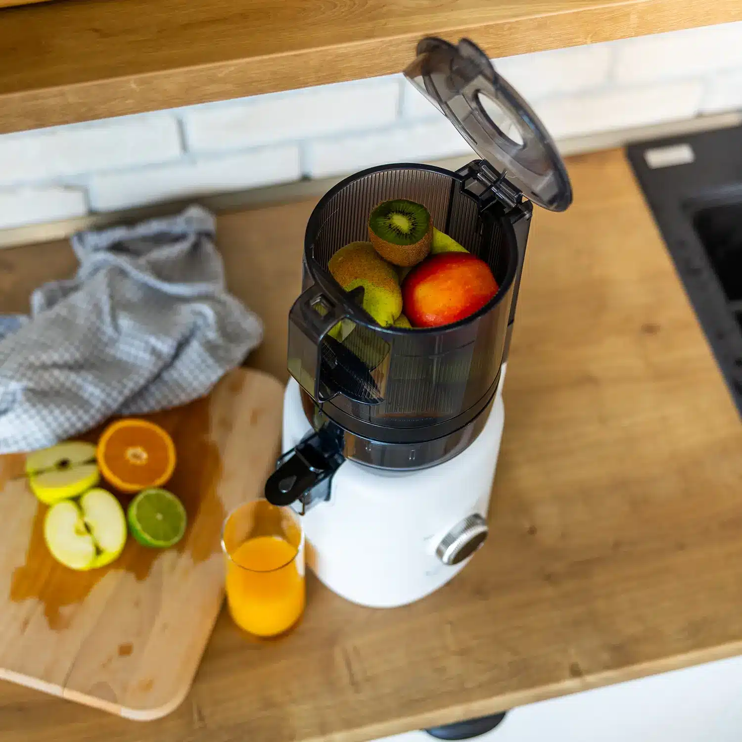 Sana 818 Self-Feeding Cold Press Juicer - Image 5