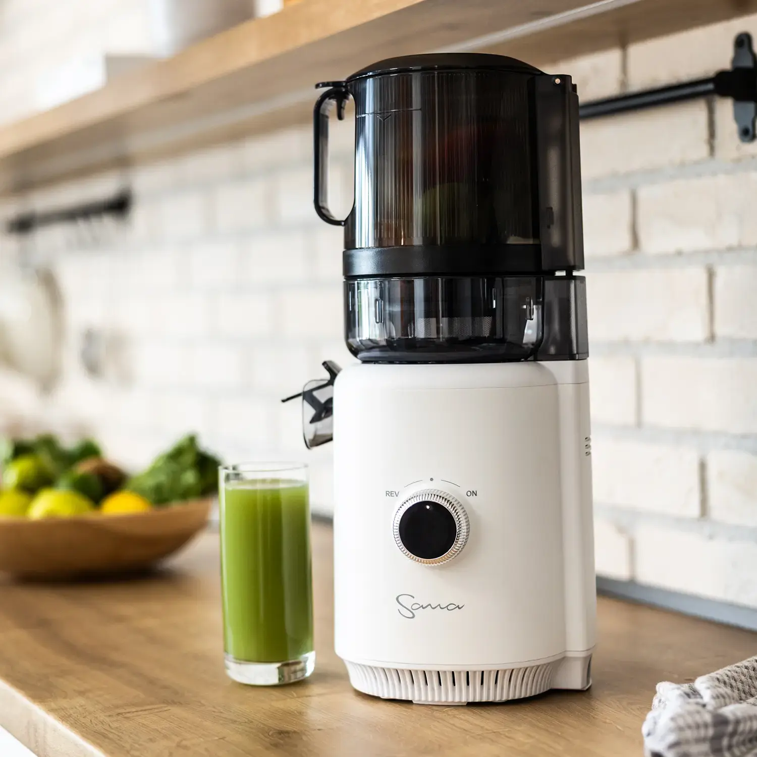 Sana 818 Self-Feeding Cold Press Juicer - Image 3