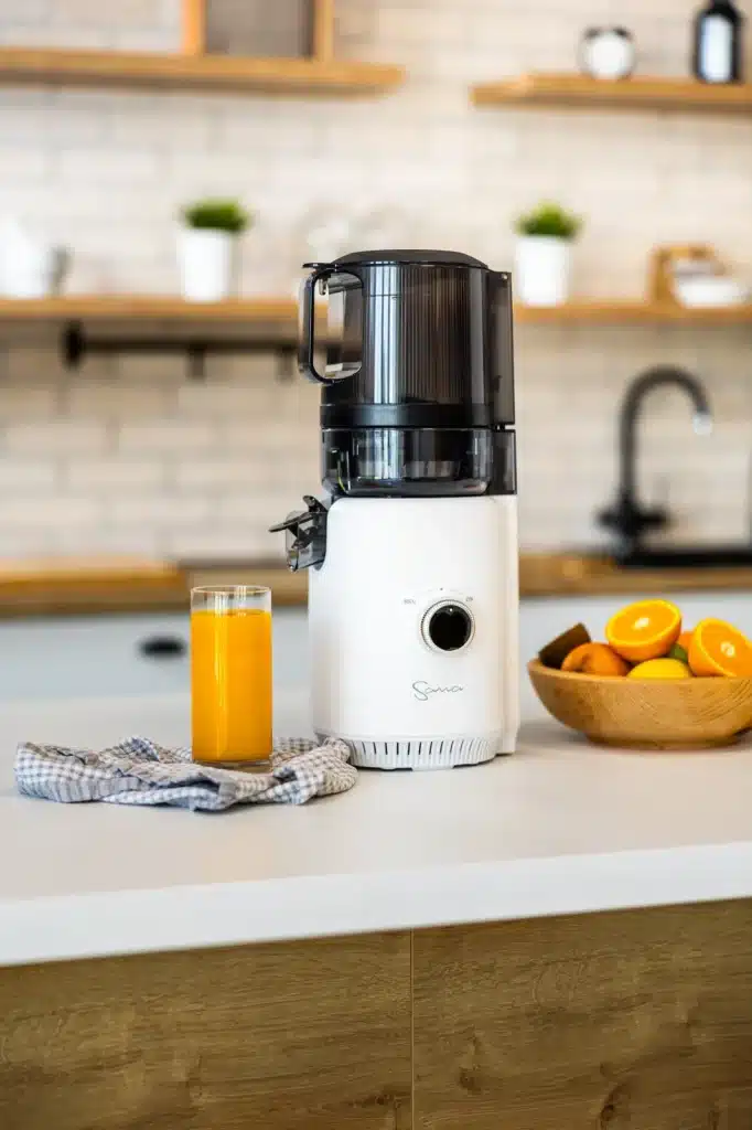 Sana 818 Juicer - Juicing Oranges