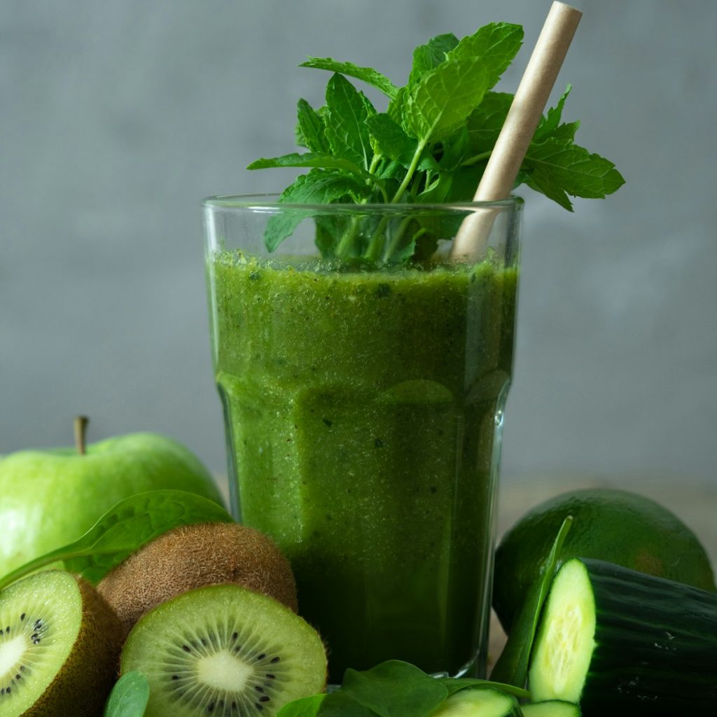 Green kiwi and apple smoothie with mint, the kind of drink the Kuvings CB1000 blends without a foam collar